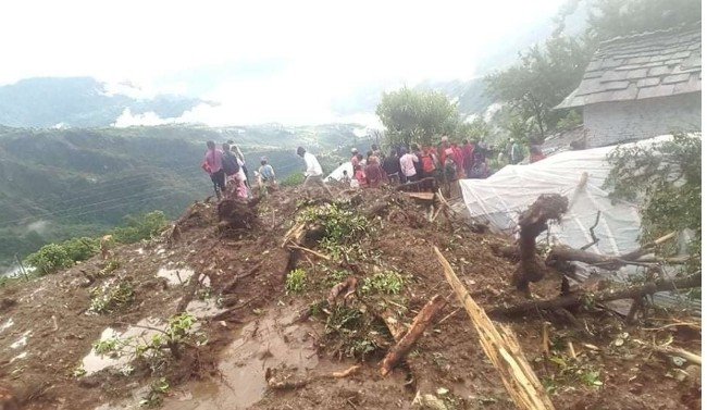 संखुवासभामा पहिरोले तीन घर बगायो