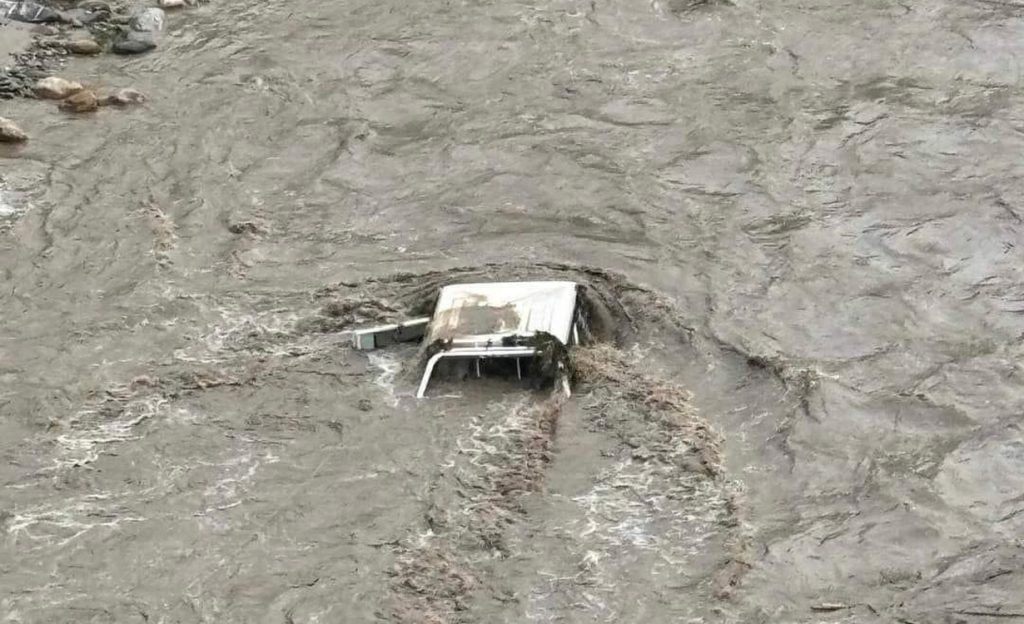 रतुवा खोलाले जीप बगाउँदा २ जनाको मृत्यु
