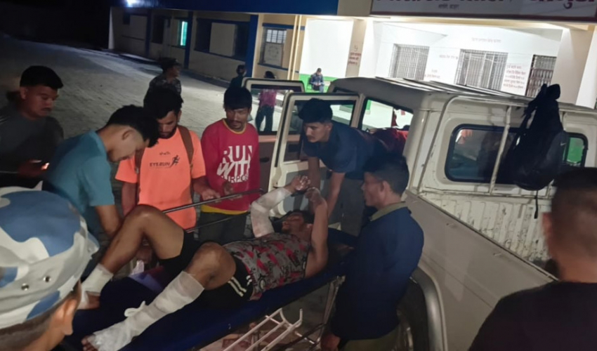 बाजुरामा करेन्ट लागेर एक युवक घाइते