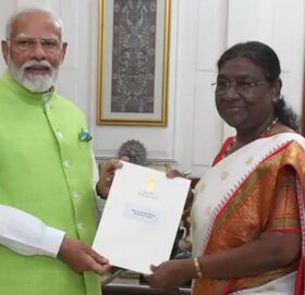 भारतका प्रधानमन्त्री नरेन्द्र मोदीले दिए राष्ट्रपतिसमक्ष राजीनामा