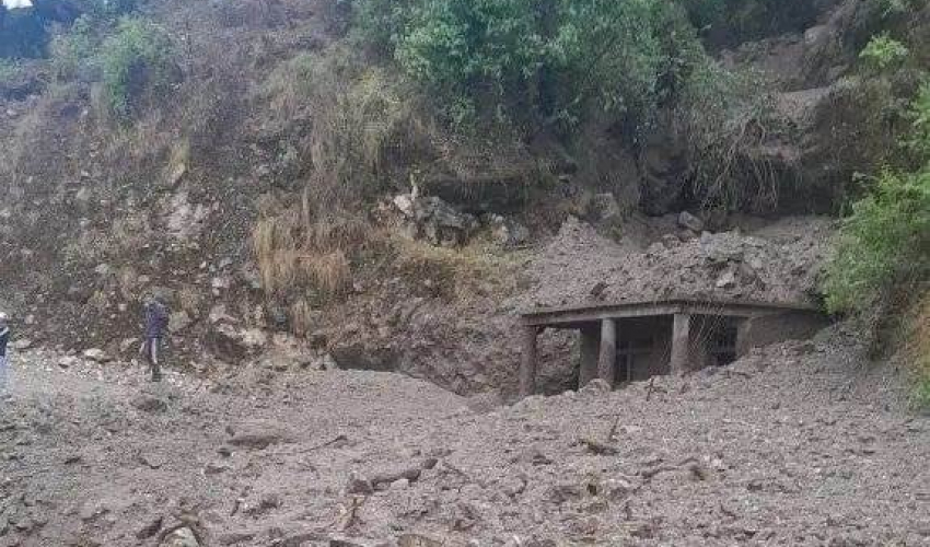 बझाङमा  पहिरोले घर–खेत च्यापियो