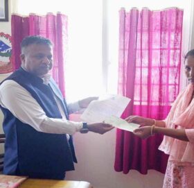 युनाईटेड अजाेड बिमा कम्पनीद्धारा  पाचँ लाख मृत्यु दाबी रकम भुक्तानी