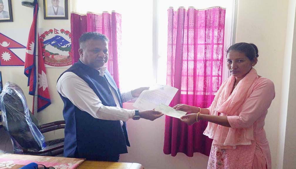 युनाईटेड अजाेड बिमा कम्पनीद्धारा  पाचँ लाख मृत्यु दाबी रकम भुक्तानी