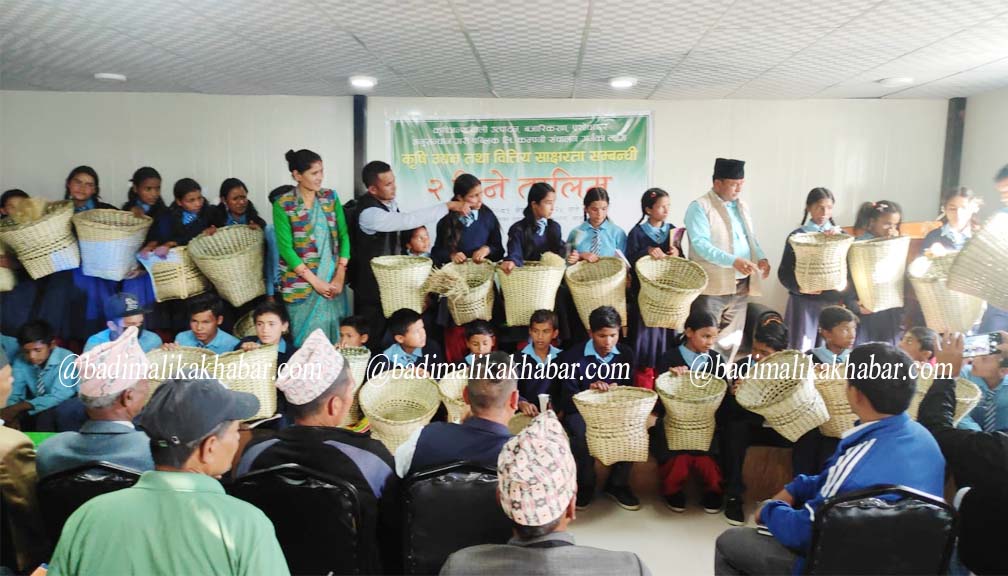 बडिमालिका ३ काे चोयाकोट माबिका बिध्यार्थीले बनाए डोका