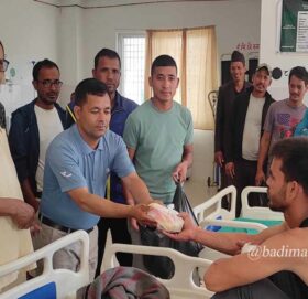 मदन भण्डारीको ७२ औं जन्मजयन्तीकाे अवसरमा प्रेस चाैतारीद्धारा बिरामीलाइ फलफुल बितरण