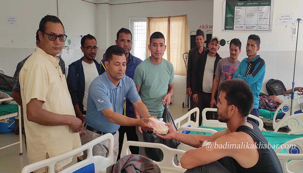 मदन भण्डारीको ७२ औं जन्मजयन्तीकाे अवसरमा प्रेस चाैतारीद्धारा बिरामीलाइ फलफुल बितरण