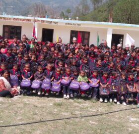 बडिमालिका ९ को मष्टेश्वरी आविका विद्यार्थीलाई शैक्षिक सामग्री वितरण