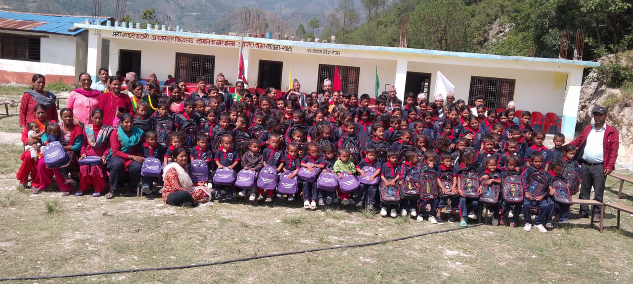 बडिमालिका ९ को मष्टेश्वरी आविका विद्यार्थीलाई शैक्षिक सामग्री वितरण