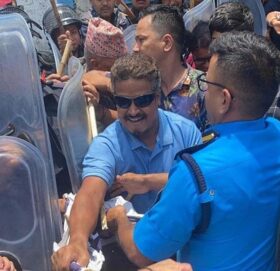 प्रधानमन्त्री प्रचण्डलाई पोखराका सहकारी पीडितले देखाए कालोझण्डा