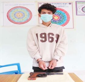 बाजुराकाे त्रिबेणी नगरपालिकामा पेस्ताेल सहित एक युवक पक्राउ