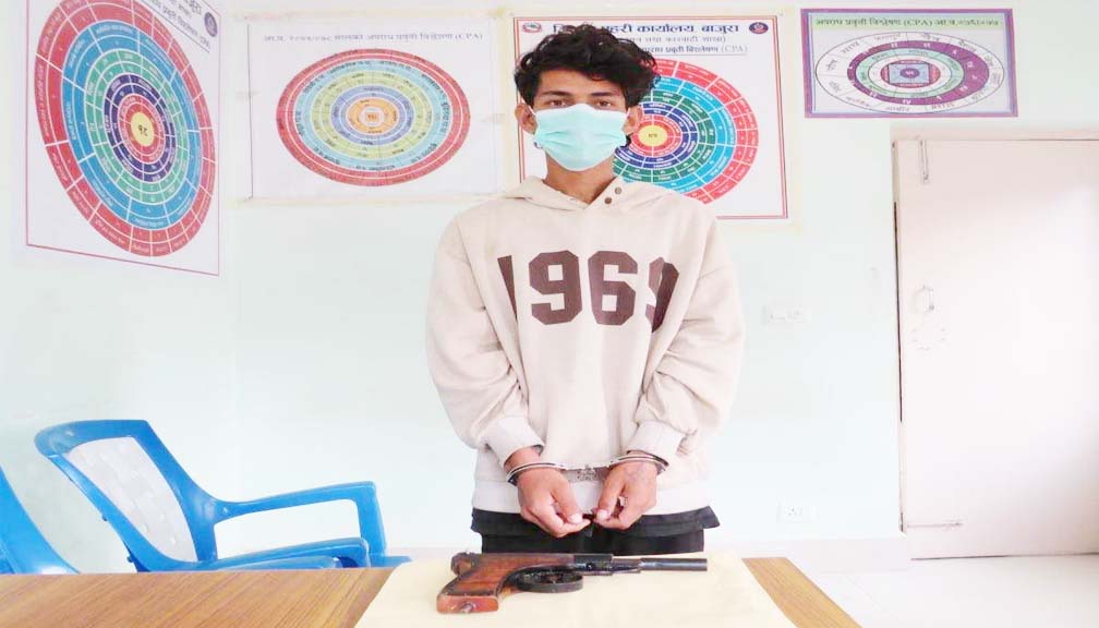 बाजुराकाे त्रिबेणी नगरपालिकामा पेस्ताेल सहित एक युवक पक्राउ
