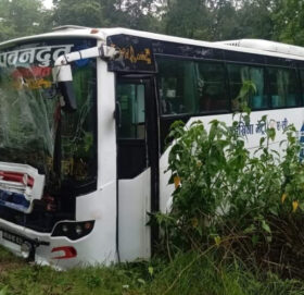 कैलालीमा बस र टिप्पर ठोक्किदा दुर्घटना, ६ जना घाईते