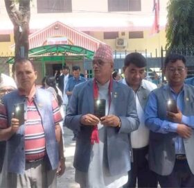 दिउँसै टर्च बालेर सुदूरपश्चिमका सांसदले खोजे सरकार