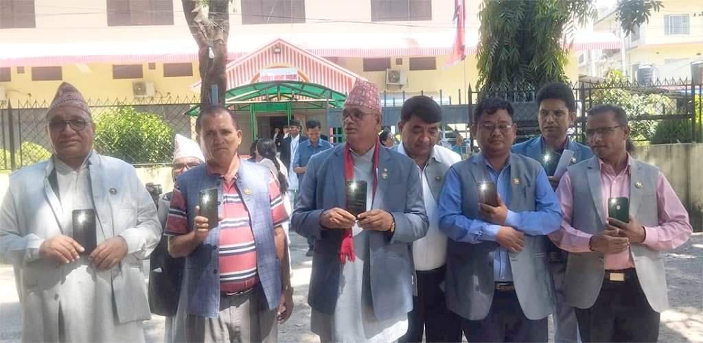 दिउँसै टर्च बालेर सुदूरपश्चिमका सांसदले खोजे सरकार