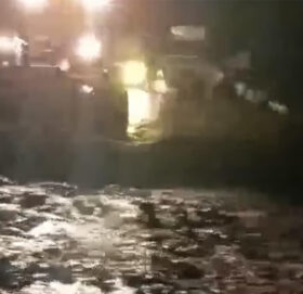 नारायणगढ–मुग्लिन सडकखण्डमा पहिरोले दुईवटा यात्रुबस बगायो