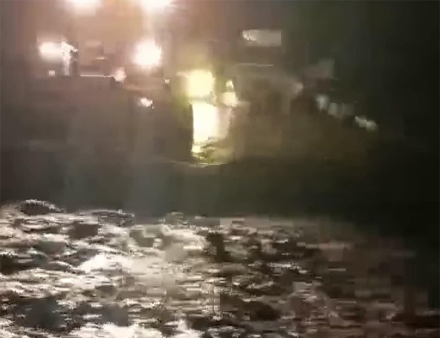 नारायणगढ–मुग्लिन सडकखण्डमा पहिरोले दुईवटा यात्रुबस बगायो