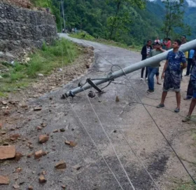 पाेल ढलेपछि बाजुरामा विद्युत सेवा अवरुद्ध
