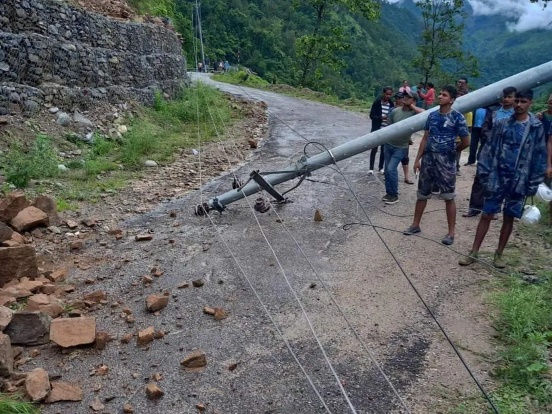 पाेल ढलेपछि बाजुरामा विद्युत सेवा अवरुद्ध