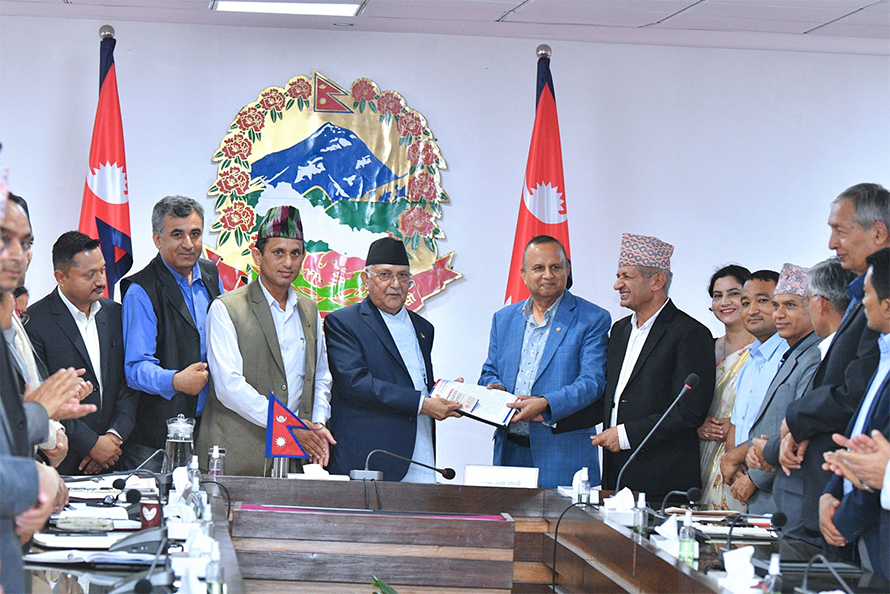 आफ्नै पार्टी नेतृत्वको सरकारलाई एमालेले बुझायो सुझावपत्र