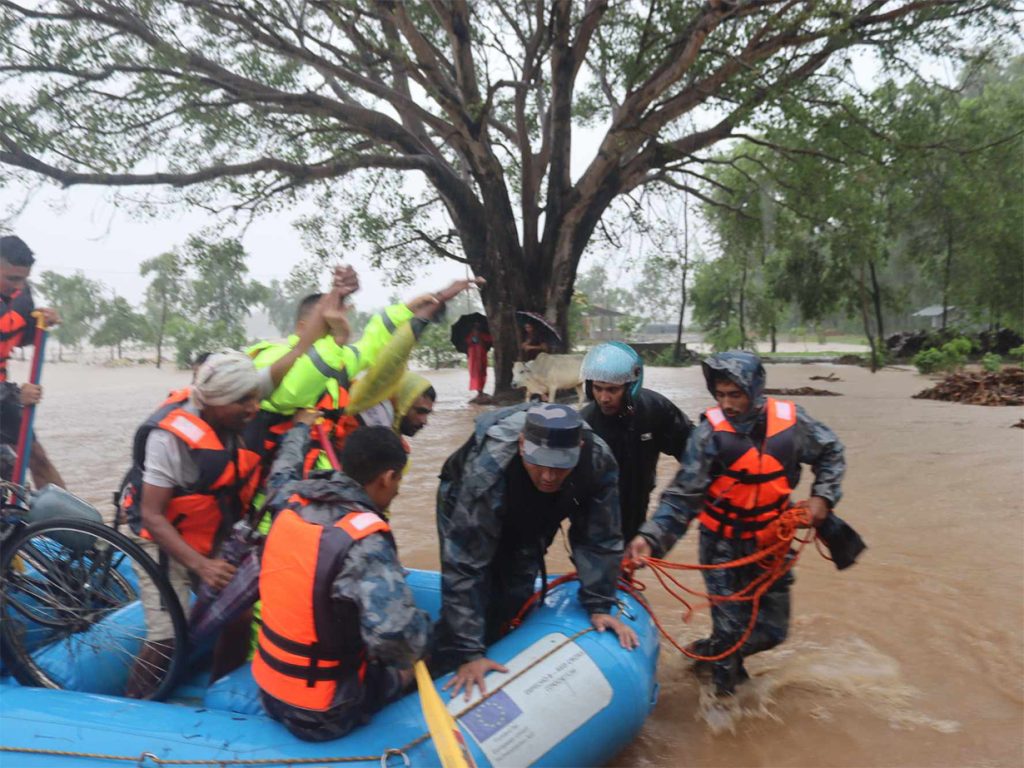 राप्ती नदीको बाढीमा फसेका २ जनाको  उद्धार, एक बेपत्ता
