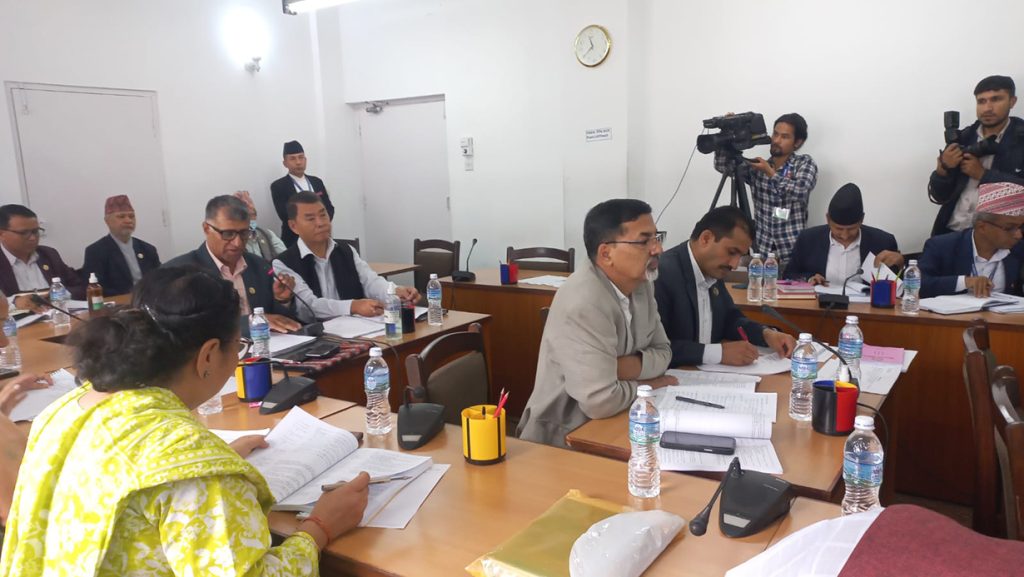 शिक्षकको दलीय संगठन खारेज गर्न सांसदहरु सहमत