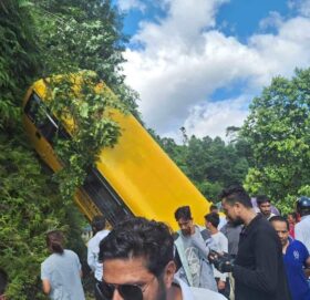 पोखरा स्कुल बस दुर्घटना : आमा र छोराको मृत्यु, २८ जनाको उपचार हुँदै