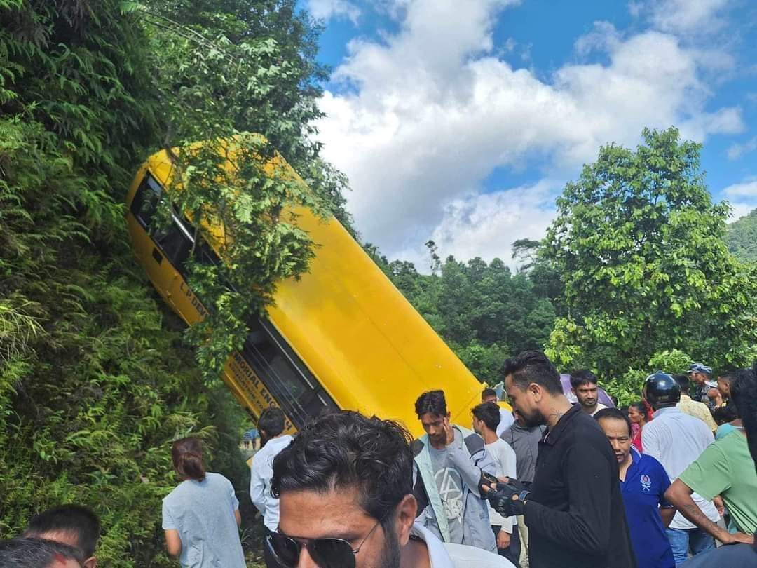 पोखरा स्कुल बस दुर्घटना : आमा र छोराको मृत्यु, २८ जनाको उपचार हुँदै