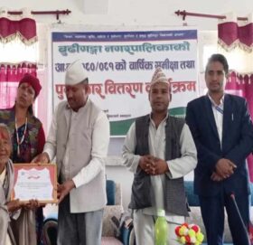 बुढीगंगा नगरपालिकाद्धारा बिभिन्न क्षेत्रमा योगदान पुगाएका ब्यक्तीलाई सम्मान