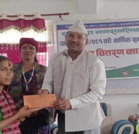 बुढीगंगा नगरपालिकाद्धारा गरिव तथा जेहेन्दार बिध्यार्थीलाई पुरस्कार बितरण