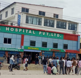 धनगढीको नोभा हस्पिटलमा तनाव, प्रहरीले हान्यो अश्रुग्यास