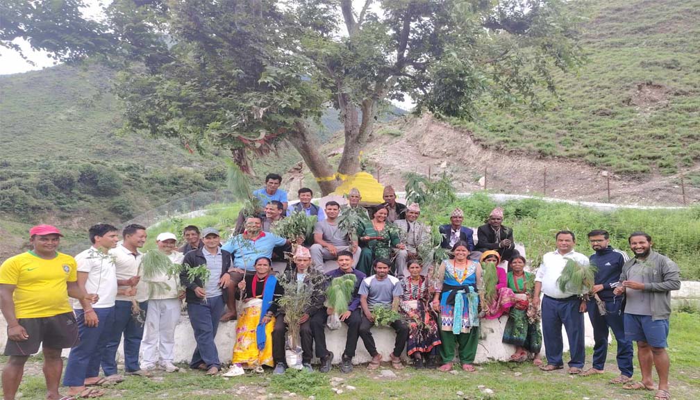 पुस्पलाल  स्मृति दिवसको अवसरमा जगन्नाथ गाउँकमिटीद्धारा बृक्षरोपण