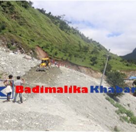 बाजुराको मार्तडी-कोल्टी सडकखण्ड पहिरोले दुई दिनदेखि अवरुद्ध