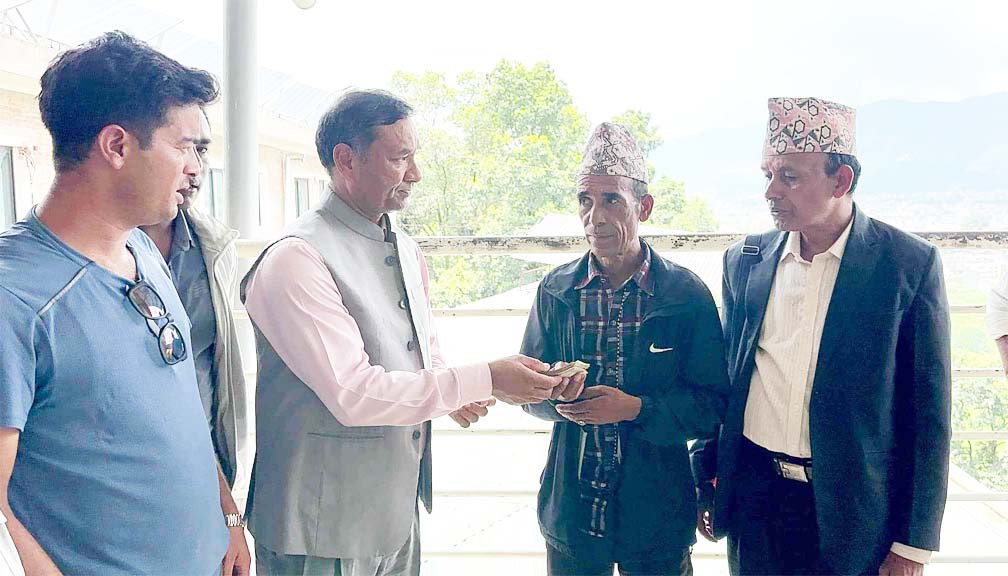 बुढिनन्दा नगरपालिका ३ का टेकेन्द्रको उपचारमा कालिका सोसाइटीको आर्थिक सहयोग