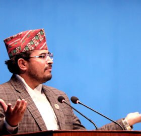 गृहमन्त्रीलाई ज्ञानेन्द्र शाहीको आग्रह : फाइल खोलेर सरकार ढल्यो भनेर गलत सूचना नदिनुहोस्