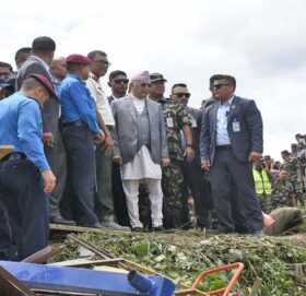विमान दुर्घटनास्थल निरीक्षणमा पुगे प्रधानमन्त्री ओली