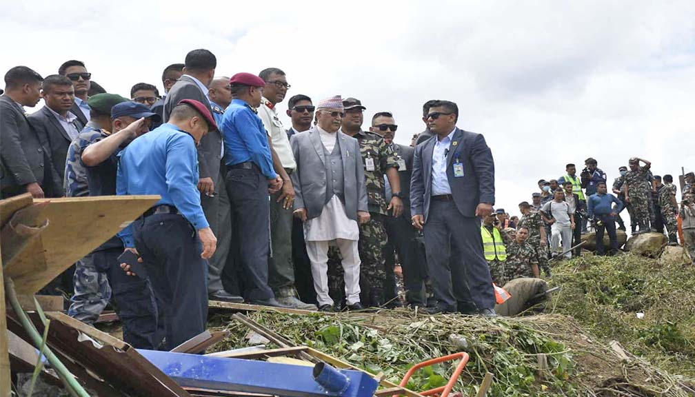 विमान दुर्घटनास्थल निरीक्षणमा पुगे प्रधानमन्त्री ओली