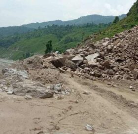 सुख्खा पहिरोले अवरुद्ध साफेँ-मार्तडी राजमार्ग एकतर्फी खुल्यो