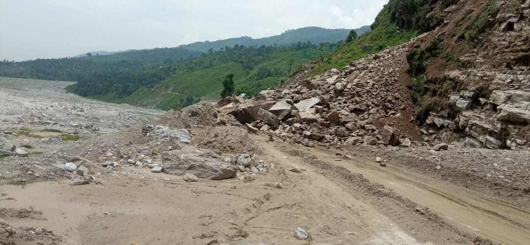 सुख्खा पहिरोले अवरुद्ध साफेँ-मार्तडी राजमार्ग एकतर्फी खुल्यो