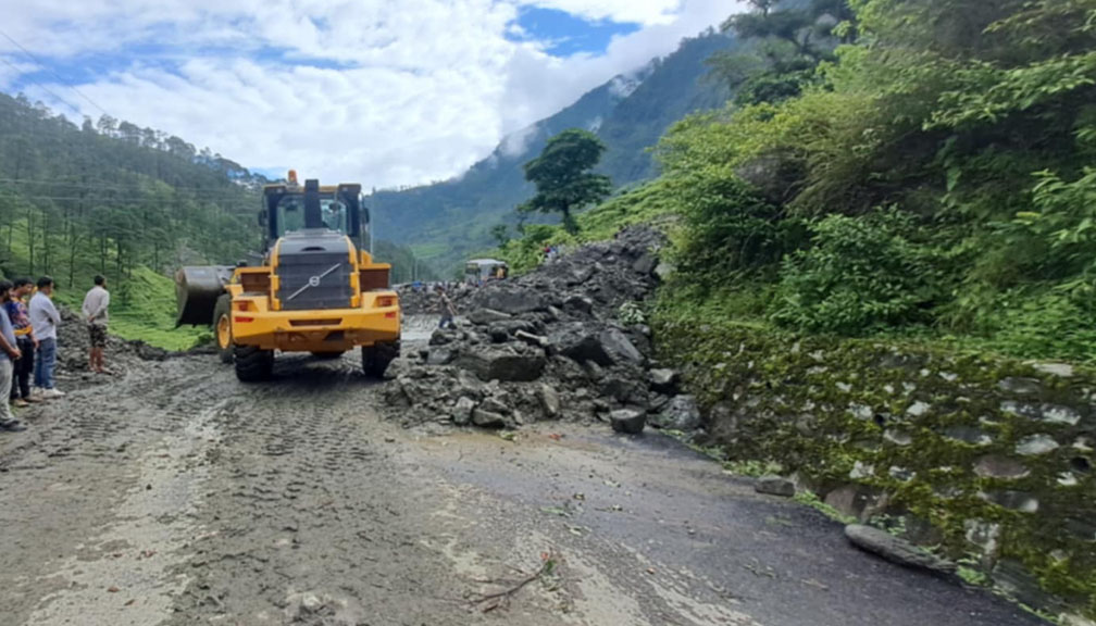 पहिरो पन्छाएसंगै साँफे मार्तडी राजमार्ग खुल्यो