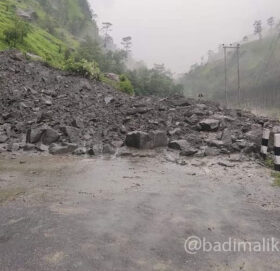 बीपी राजमार्गमा सुक्खा पहिरोमा पुरियो गाडी, आउजाउ ठप्प