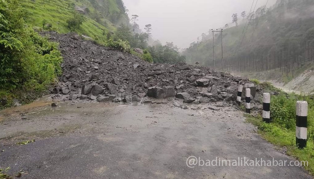 बीपी राजमार्गमा सुक्खा पहिरोमा पुरियो गाडी, आउजाउ ठप्प