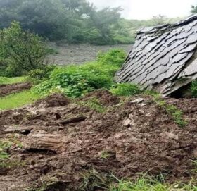 गौमुल गाउँपालिका २ मा पहिरोले पाँच घर विस्थापित