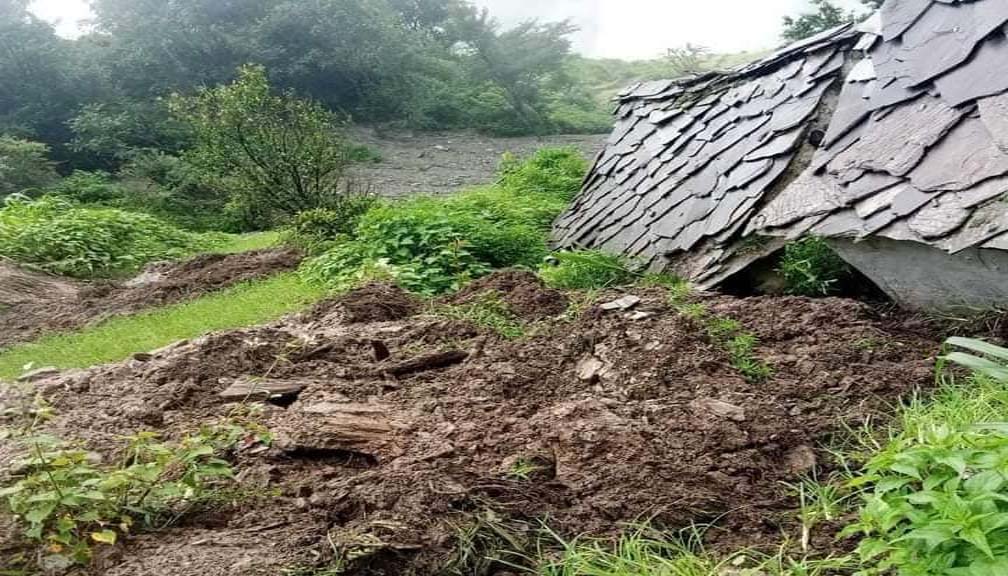 गौमुल गाउँपालिका २ मा पहिरोले पाँच घर विस्थापित