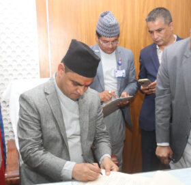 स्वास्थ्यमन्त्रीको घोषणा – एक महिनाभित्र सरकारी अस्पतालमा लाइन बस्नु पर्दैन