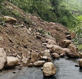 पहिरोका कारण साफेँ मार्तडी सडक तिन ठाउँमा अबरुद्ध