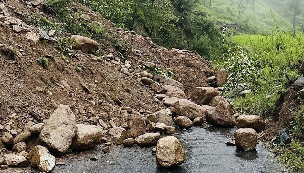 पहिरोका कारण साफेँ मार्तडी सडक तिन ठाउँमा अबरुद्ध