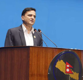 प्रचण्डलाई योगेश भट्टराईको जवाफ- ढुक्क हुनुहोस्, स्वर्ग जाँदा तपाईंलाई सँगै लैजान्छौं