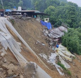 दाउन्नेमा सडक भासिएपछि दिउँसो १ बजेसम्म यातायात सञ्चालनमा लगाइयो रोक