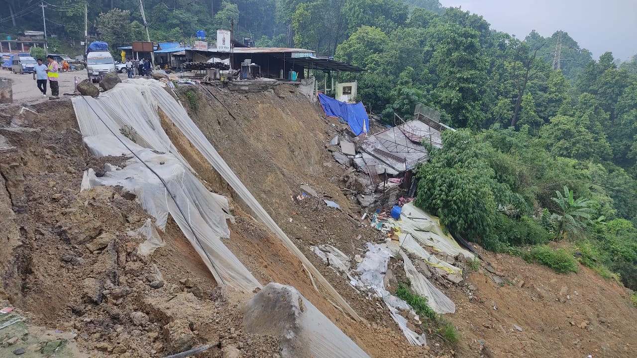 दाउन्नेमा सडक भासिएपछि दिउँसो १ बजेसम्म यातायात सञ्चालनमा लगाइयो रोक