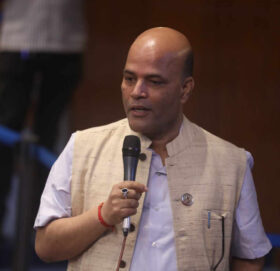 बालेनलाई सांसद सिंहको चुनौती– हिटलर बन्दैछौ, सक्छौ भने सिंहदरबार भत्काएर देखाऊ